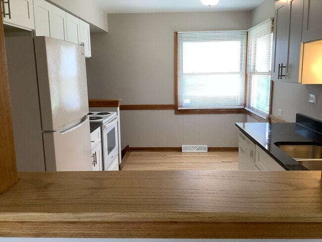 Building Photo - 4920 Cypress Dr