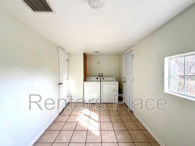 Building Photo - 1231 N Boston Pl