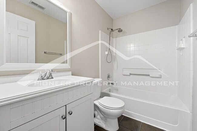 Building Photo - Spacious Home with Central AC and Washer/D...
