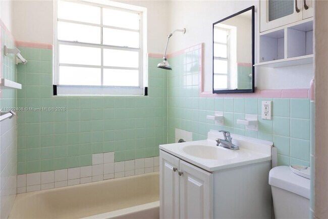 Building Photo - 2200 Calais Dr