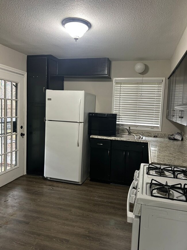 Building Photo - 5700 Dennis Ave