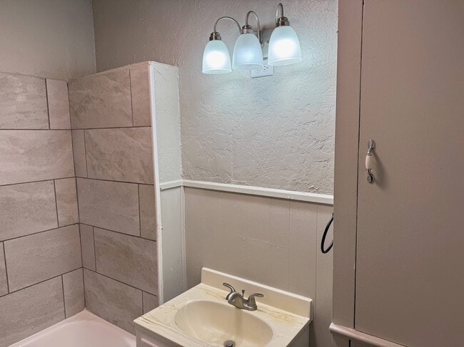 Building Photo - 2706 Palmetto Dr