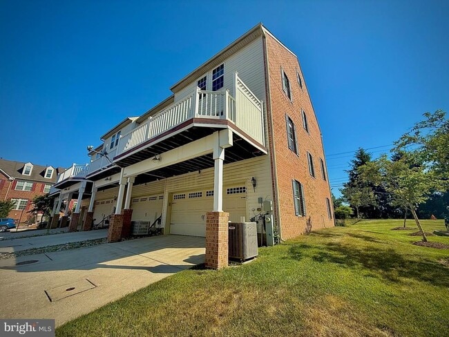 Building Photo - 9407 ASTON Vlg