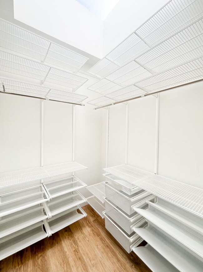 Building Photo - Stunning Light-Flooded Architectural 1BR L...