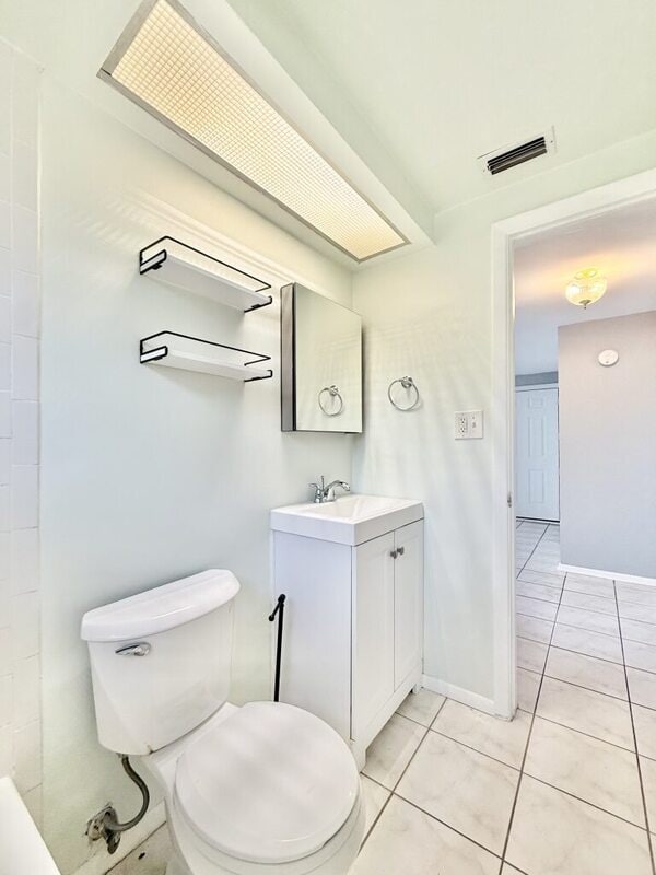 Building Photo - 1300 Classic Dr