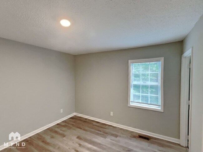 Building Photo - 204 Dovewood Ln