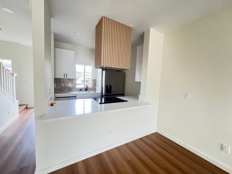 Building Photo - 94-690-690 Lumiauau St