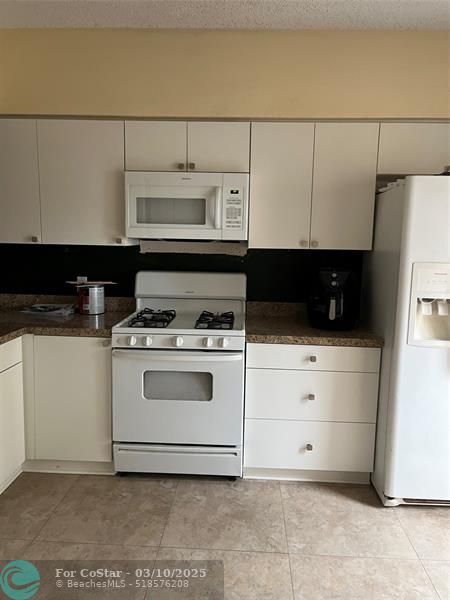 Building Photo - 8012 Sanibel Dr