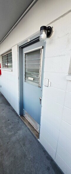 Building Photo - 909 University Ave