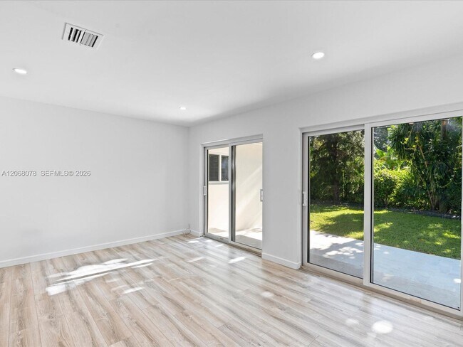 Building Photo - 5406 S Le Jeune Rd