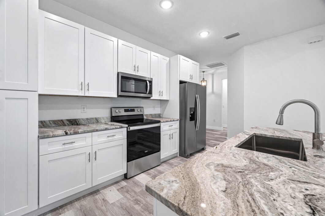 Oven with built in airfryer feature - 26382 Explorer Rd