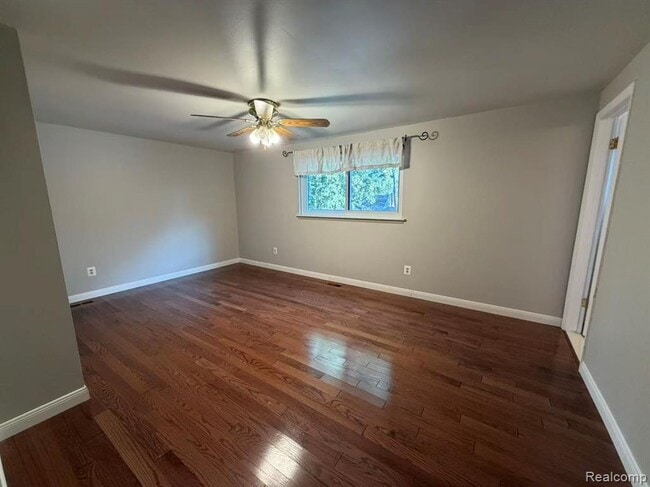 Building Photo - 3245 Parker Dr