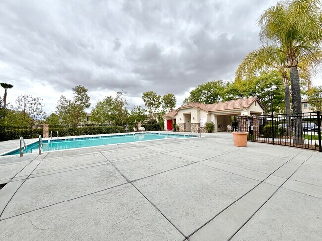 Building Photo - Charming 3 Bedroom Bel Flora Home with Private Patio & Amenities