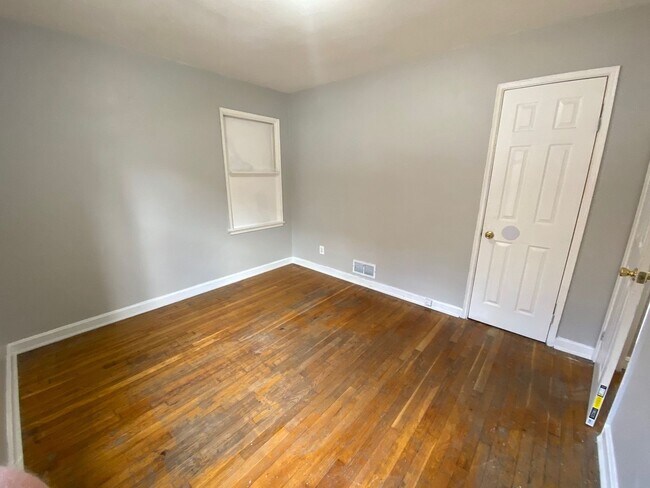 Building Photo - Private Charming Home