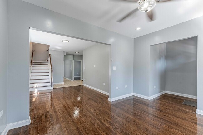 Building Photo - 7008 S Oakley Ave