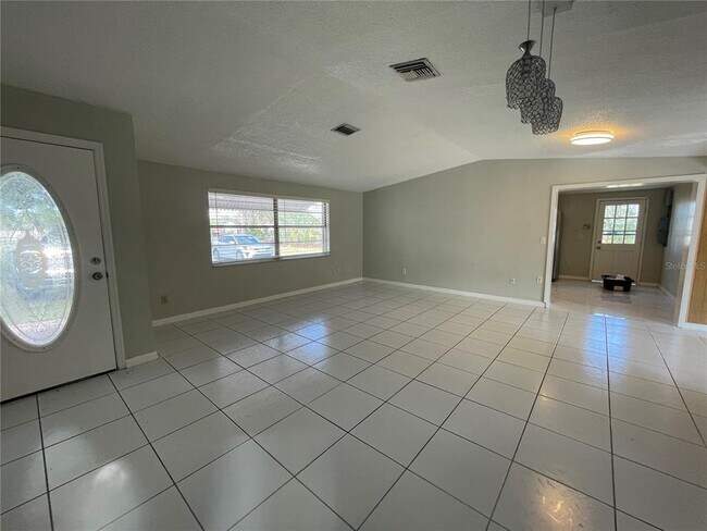 Building Photo - 1657 N Chickasaw Trail