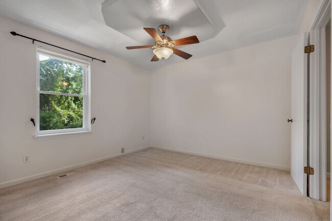 Building Photo - Townhome with Garage Near the Parkway
