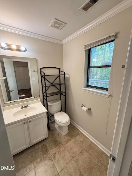Building Photo - 4822 Hollenden Dr