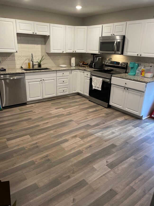 Building Photo - 755 Cascade Dr