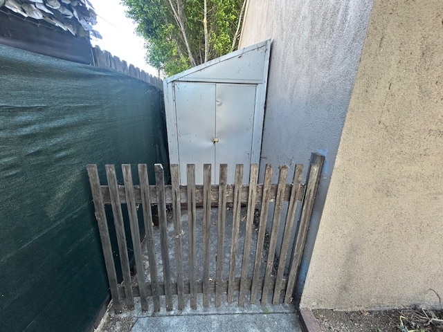 Storage area behind garage - 11235 Lynrose St