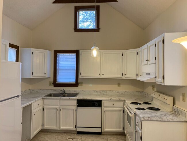 Building Photo - Great condo, GREAT PRICE! APPLY NOW!!
