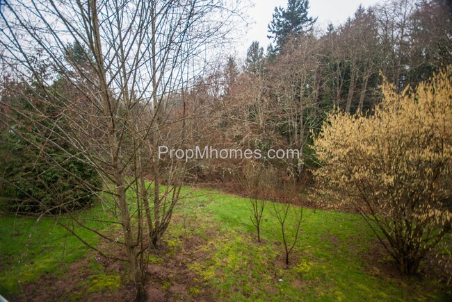 Building Photo - Luxury Three Bedroom, Three Bath Townhouse with Attached Garage