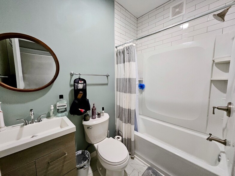 Building Photo - 2204 E Locust St