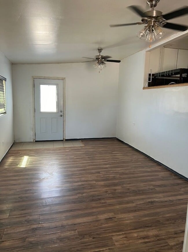 Building Photo - Cozy 2 Bedroom
