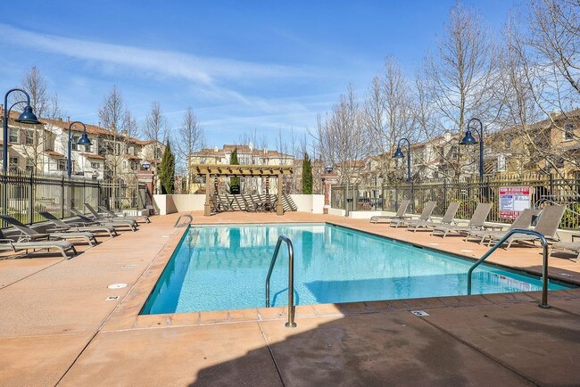 Building Photo - UPDATED LARGE 1600 sq/ft 3BR/3.5BA Central...