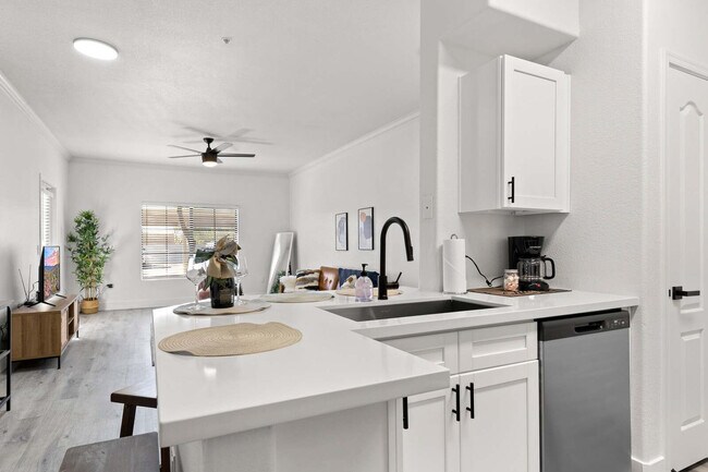 Building Photo - 875 W Pecos Rd