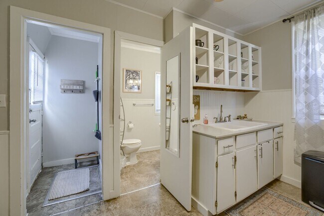 Building Photo - Cozy 2 Bedroom With Fenced Yard & Parking, Minutes from Old Market!!