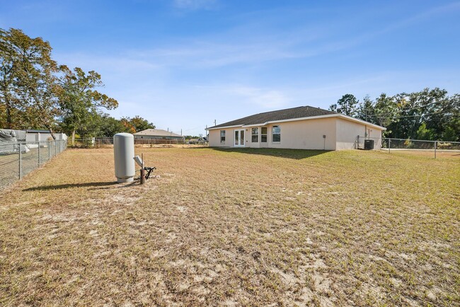 Building Photo - Fenced & Tiled 3/2/2 Summerfield Home For ...