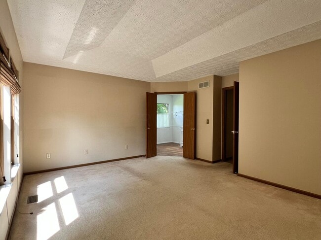 Building Photo - 758 N Starr Dr