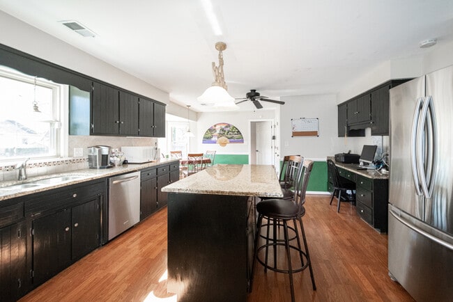 Building Photo - GORGEOUS 5 BEDROOM HOME LOCATED IN SALEM W...