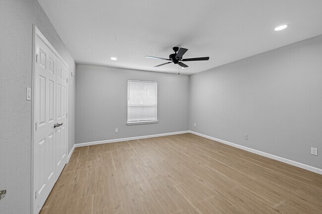 Building Photo - 7555 Katy Fwy