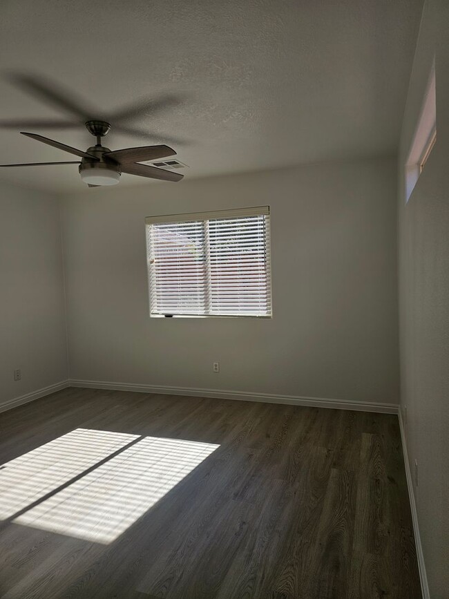 Building Photo - Remodeled Home in Hurricane- Small Pet Fri...