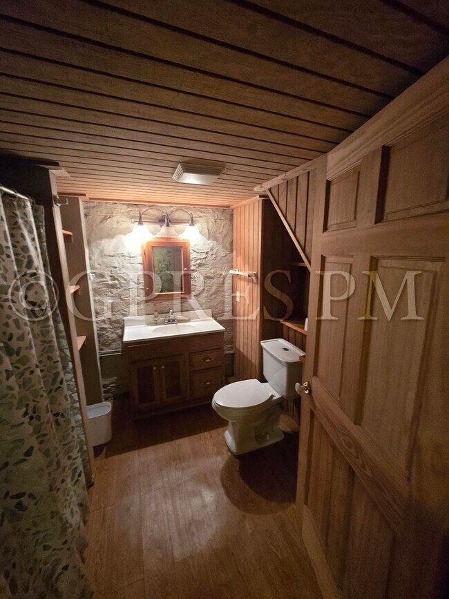 Building Photo - 100 S 13th St