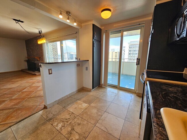 Building Photo - Amazing Penthouse 2 Bedroom 2 Bath With Mo...