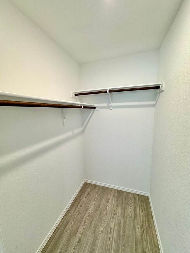 Building Photo - **APPLICATION RECEIVED** *MOVE IN SPECIAL* Charming 3/2 Home with Garage, Fenced Backyard & Commu...