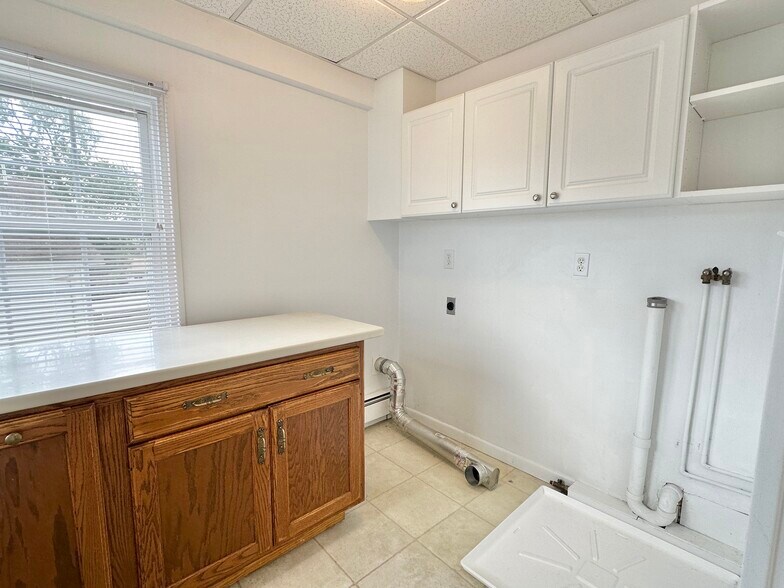 Building Photo - 116 Main St