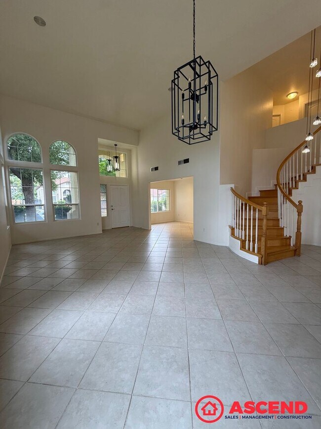 Building Photo - Spacious 4 Bed / 3 Bath Home in Haggin Oaks!