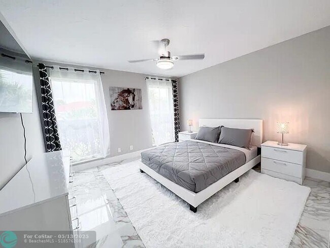 Building Photo - 2060 Amesbury Cir