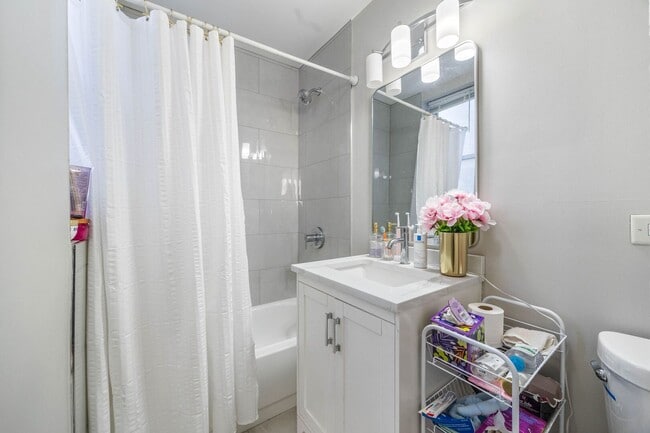 Building Photo - 928 S Claremont Ave