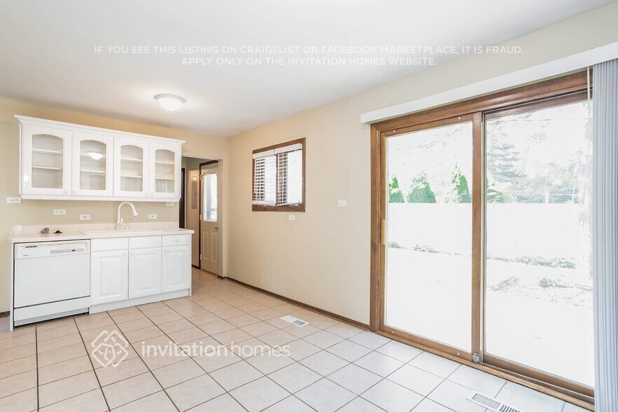 Building Photo - 16400 Sherwood Dr