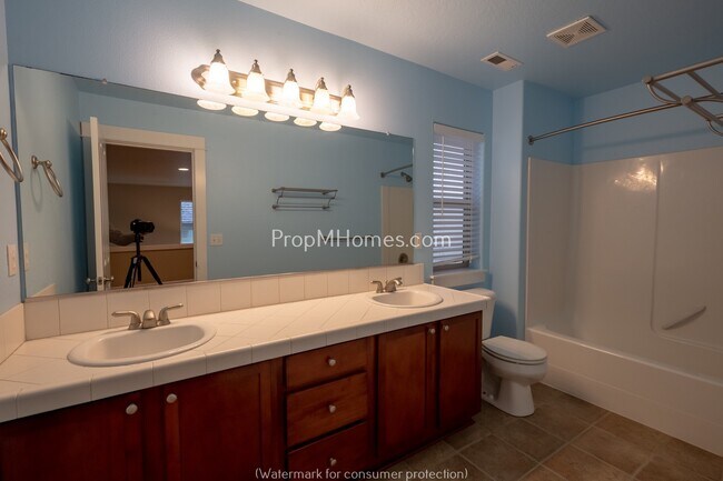 Building Photo - Beautiful Three Bedroom Home in Bethany - Available Now!