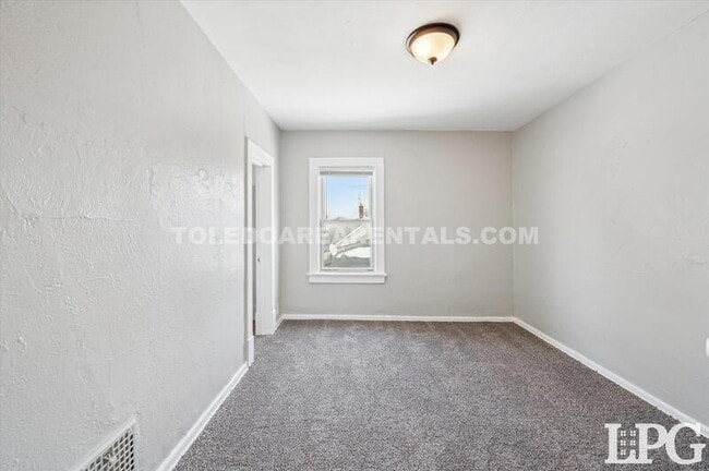 Building Photo - 340 E Lake St