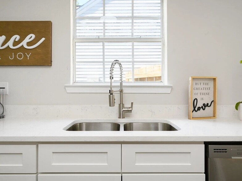 Building Photo - 1053 Emerald Ln