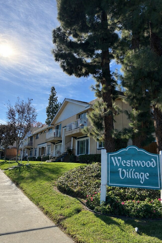 Building Photo - 1 Bed / 1 Bath Condo for Lease – Walk to Downtown La Mesa!