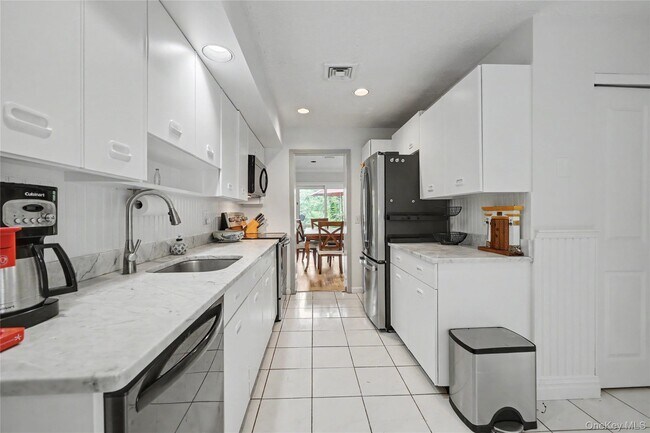 Building Photo - 811 Eagle Bay Dr