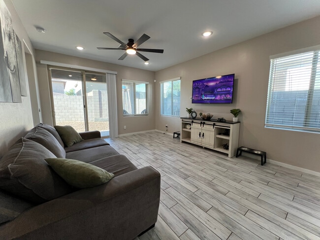 Building Photo - 2126 N Marketside Ave